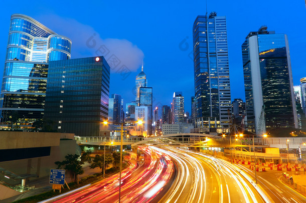 现代城市景观及傍晚的繁忙街道