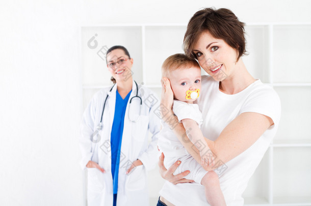 年轻的母亲<strong>和</strong>宝贝女儿在医生办公室