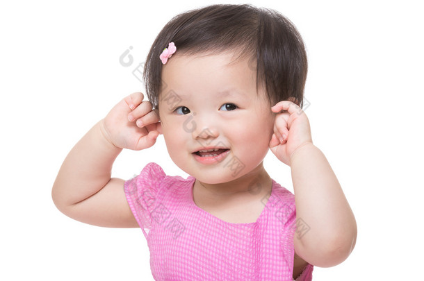 亚洲宝贝女孩两只手摸摸她的耳朵