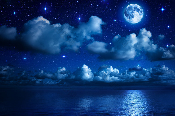 在<strong>满天</strong>星斗的天空，云与海中的超级月亮