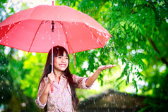 亚洲小姑娘用的伞