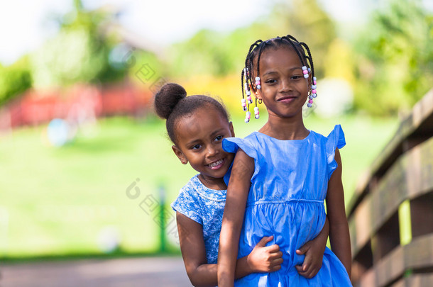 一个可爱的年轻黑人姐妹-非洲人民的室外肖像
