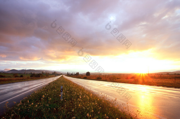 潮湿路面上<strong>的</strong>日落