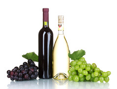 成熟的葡萄和葡萄酒的瓶子