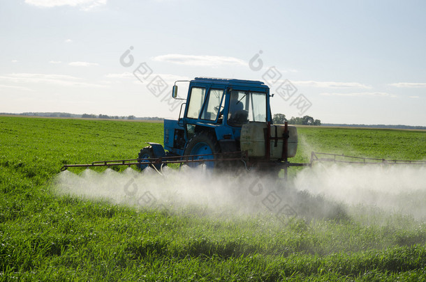 拖拉机施肥场农药和杀虫剂 