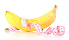 熟透的香蕉和测量磁带上白色隔离