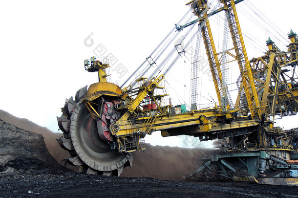巨大的黄色煤挖掘机在行动