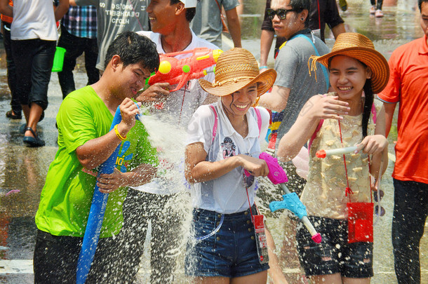 泰国清迈-4 月 15 日： 以相互对视冷水泼在 2014 年 4 月 15 日，在泰国清迈庆祝泼水节或水的<strong>节日</strong>，在街道上的人们 