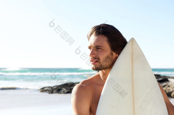 在海滩的年轻冲浪者的肖像