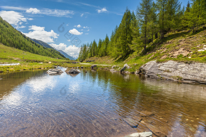 小山上的湖