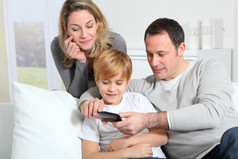 在智能手机上玩视频游戏的家庭