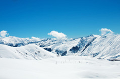 冬天大雪下的高山