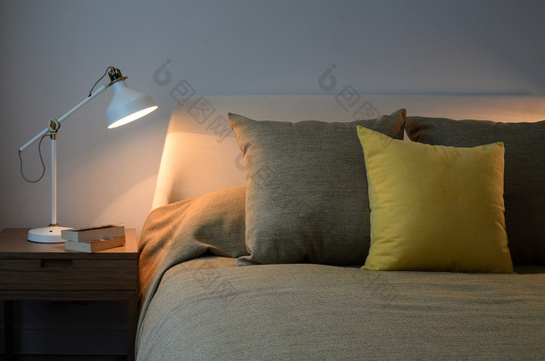 舒适的睡房内政部与枕头和<strong>床头</strong>柜上的阅读灯