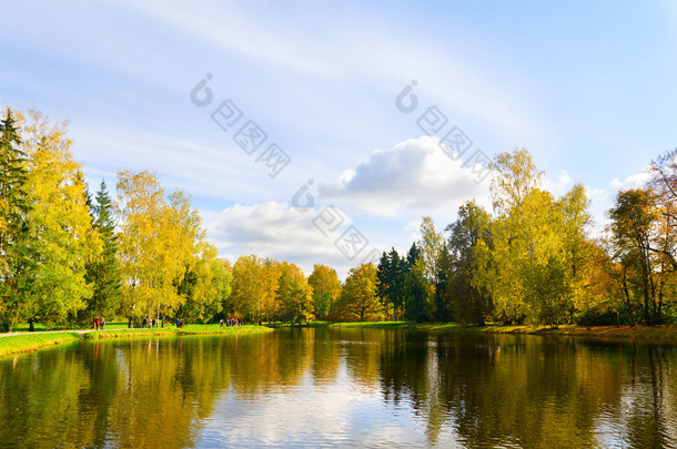 krásné podzimní jezero