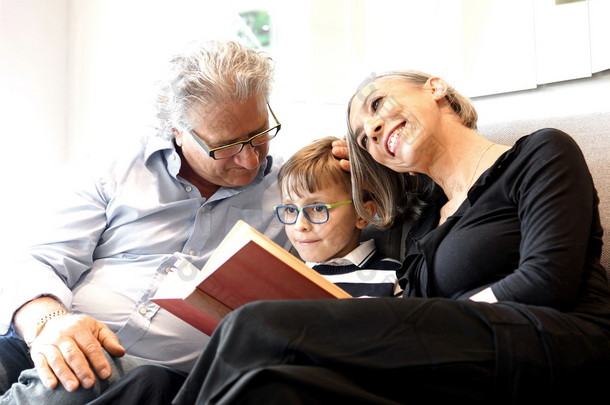 岁夫妇阅读在孙子的童话故事