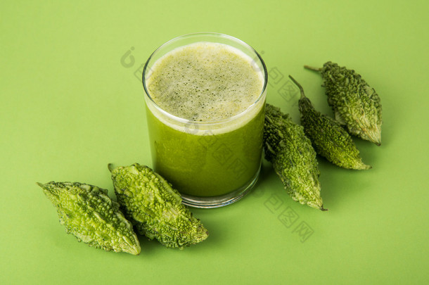 在<strong>蔬菜</strong>切片，karela 果汁或苦瓜汁一杯绿色 momodica 的草药汁