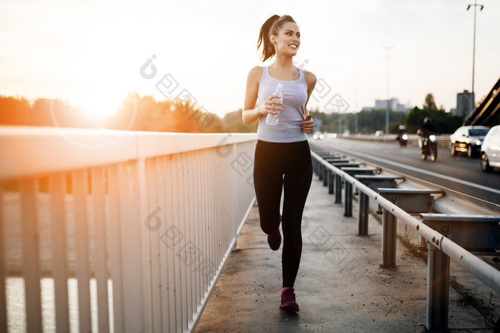 美丽的女人跑过大桥