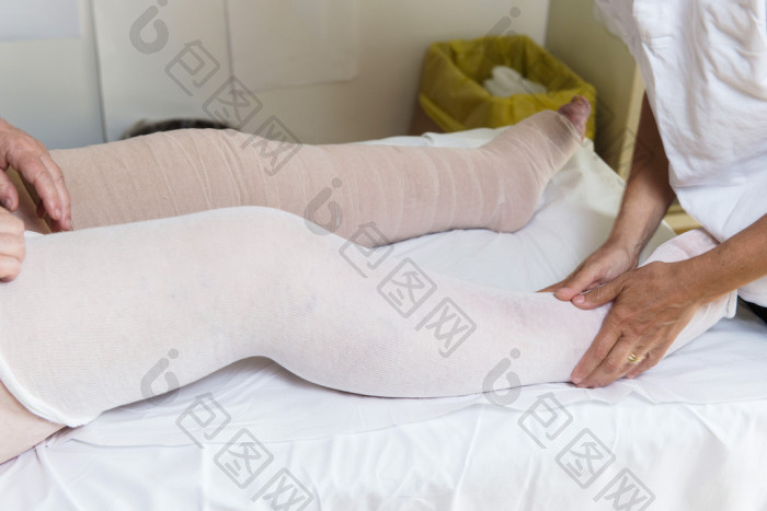 女人包扎病人的腿图片-包图网企业站