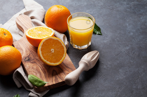 橙色的新鲜水果和果汁