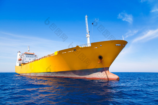在蓝色的大海锚货物黄色艇