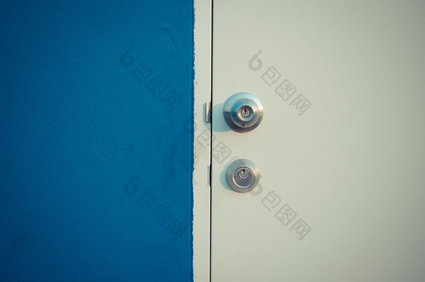 极简主义风格，蓝色的墙和白色的门.