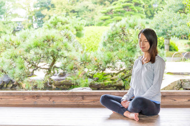 女人坐在木地板