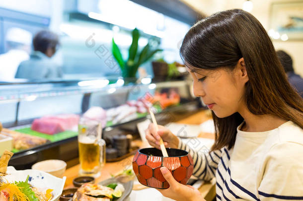 女人在日本餐厅共进晚餐