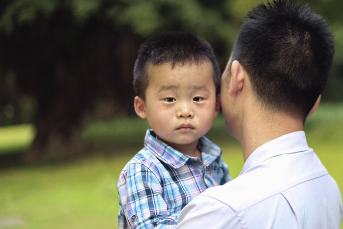 妈妈抱着的手儿童在公园散步 包图企业站 0389