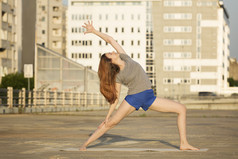 练瑜伽在城市邻里的女人