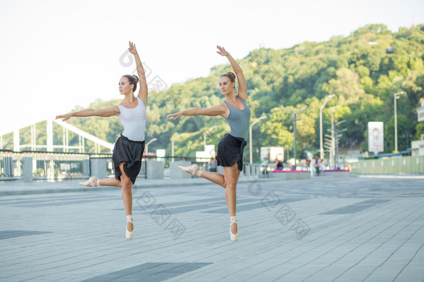 在城市芭蕾舞团.