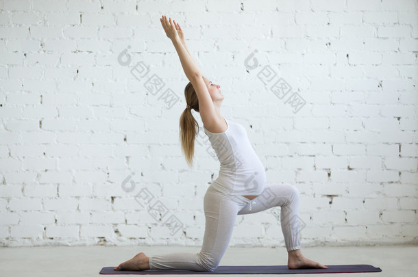 怀孕的年轻女子<strong>做瑜伽</strong>维拉巴德拉萨纳 1 姿势
