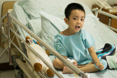 一个生病的小男孩在医院的床上.