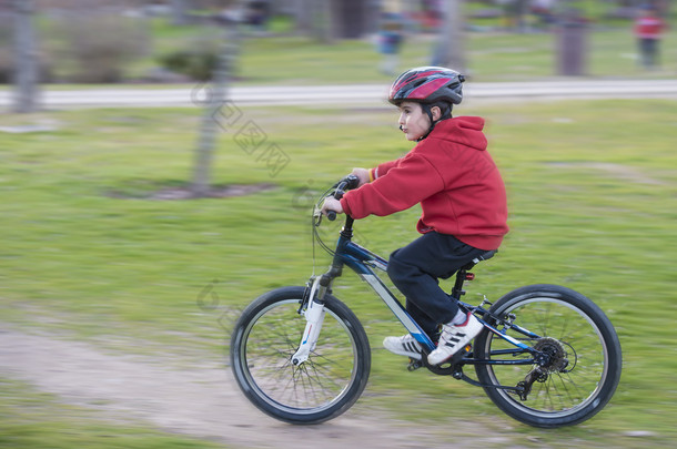 孩子骑山地自行车