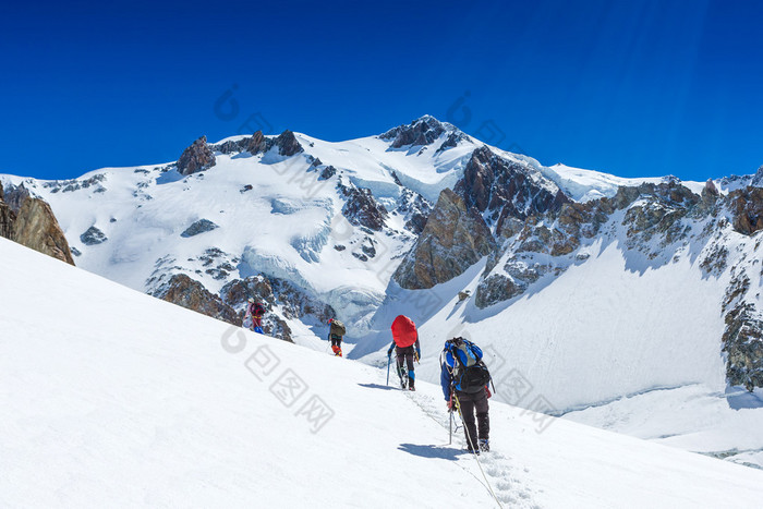 登山者在冬天 攀登雪山