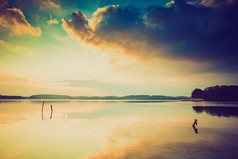 平静的湖面，落日的老式照片