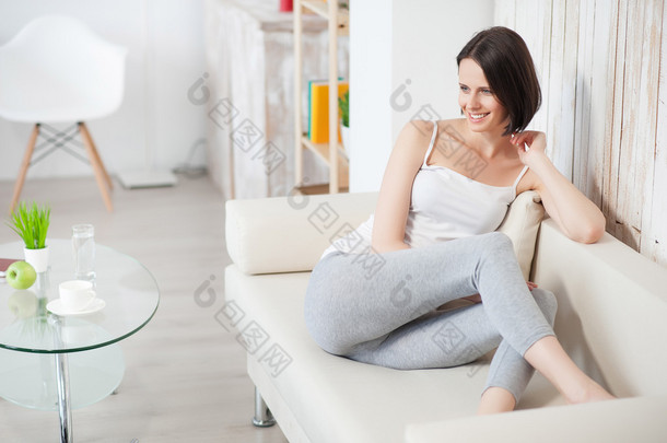 成熟的女人躺在沙发上，