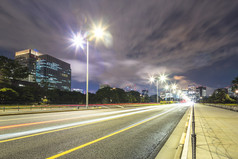 在东京市中心的道路上交通繁忙