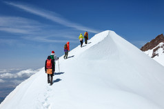 集团登山下山从尔火山顶部.