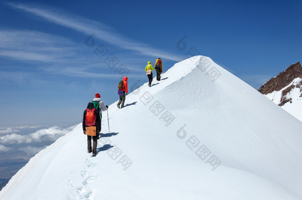 集团登山下山从尔火山顶部.