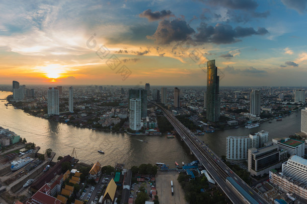 全景图，鸟瞰图曼谷河弯曲至日落背景