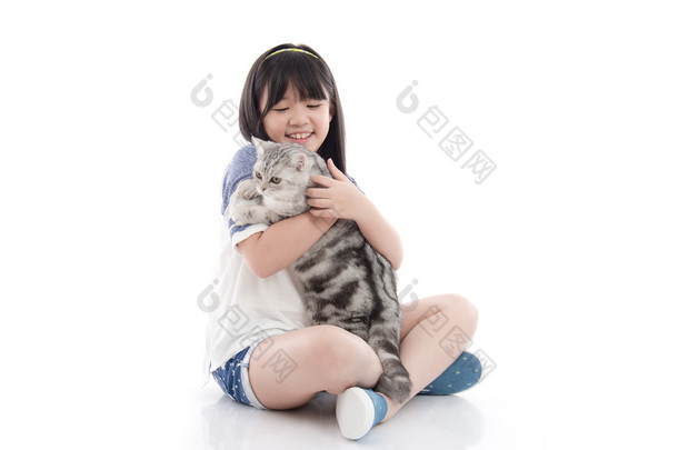 美丽的亚洲女孩和可爱的虎斑小猫一起玩