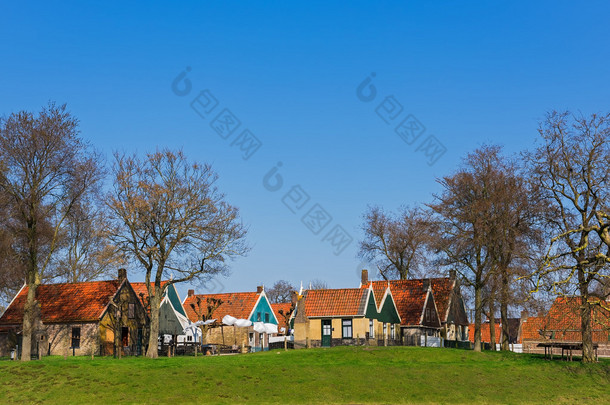 在阳光明媚的春天的一天，Enkhuizen，荷兰的露天博物馆