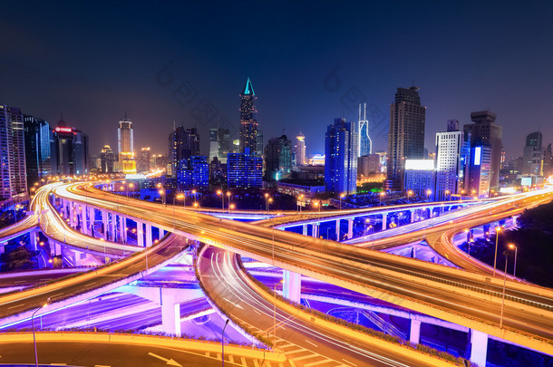 上海互通式立交桥在晚上 