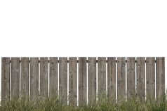 长满绿草的白色衬底上分离出的木栅栏