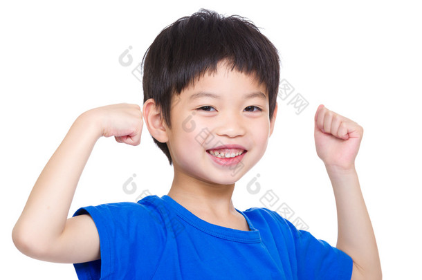 显示手二头肌肌肉的<strong>小男孩</strong>