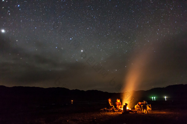 夜晚星星山脉下露营