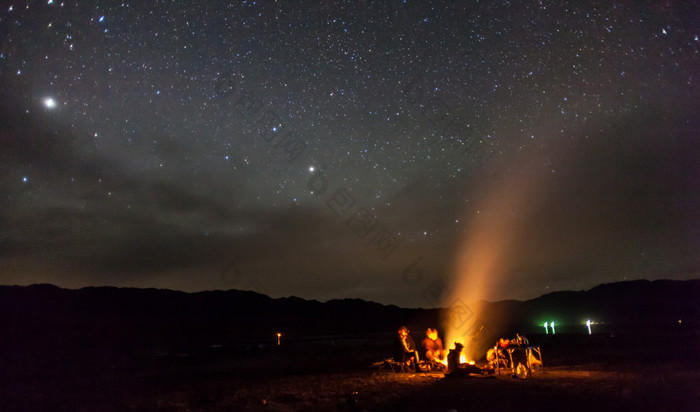 夜晚星星山脉下露营