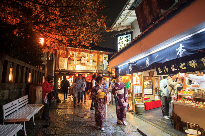 游客走在通往清水寺的街道