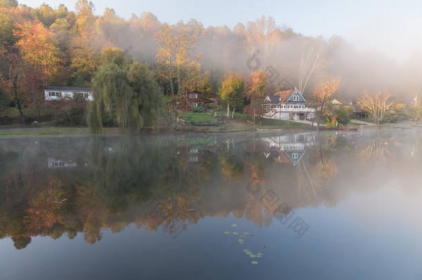 多雾的早晨，在岩石湖，西弗吉尼亚州