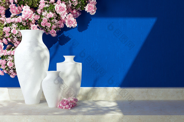蓝色墙前的花瓶.